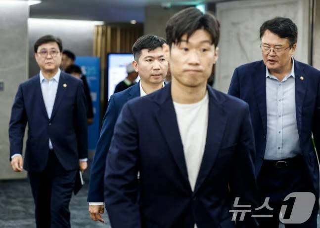 박지성 국제축구연맹(FIFA) 분과위원회 위원(오른쪽 두 번째), 유승민 대한체육회 회장, 최휘영 문화체육관광부 장관이 지난 6일 서울 송파구 서울올림픽파크텔에서 열린 'K-축구 혁신위원회' 출범식에 참석하고 있다. /사진=뉴스1