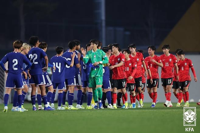 지난 3월 일본과의 연습경기를 마친 뒤 인사를 하고 있는 23세 이하(U23) 대표팀. /사진=대한축구협회 제공