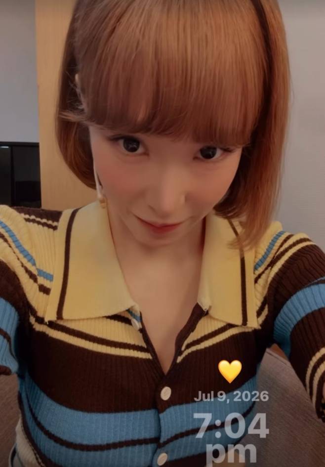 Tiffany Young has garnered attention for her dramatic hairstyle transformation, switching from black hair to a brown bob. She captivated fans by revealing her changed look on her social media account in just seven hours.Tiffany Young initially revealed her black hair style around 12:37 PM on the 9th, but later posted an additional video around 7:04 PM on the same day, showing her transformation into a brown bob. This drastic style change appears to be a move to better portray the role of Yumi in the musical *Yumis Cells*, in which she is currently starring.Meanwhile, Tiffany Young and Byun Yo-han completed their marriage registration last February to become legally married. She is continuing her active career by taking on the lead role of Yumi in the musical *Yumis Cells*, which opened on the 30th of last month.