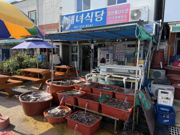 오정열 해녀가 청산도여객터미널 앞에서 운영 중인 ‘해녀식당’.
