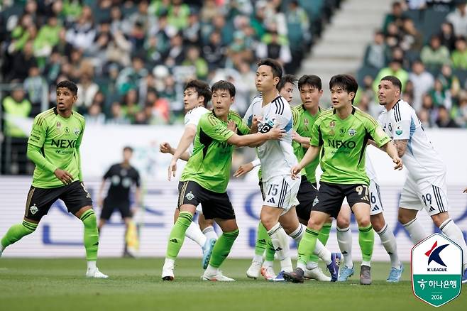 울산 HD와 전북 현대가 11일 오후 7시 30분 울산 문수축구경기장에서 현대가 더비를 치른다. (한국프로축구연맹 제공)