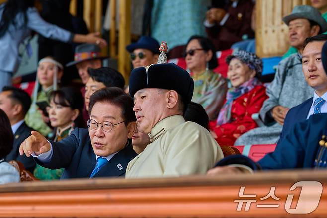 몽골을 국빈 방문 중인 이재명 대통령이 11일(현지시간) 울란바타르 국립 체육경기장에서 열린 나담축제 개막식에서 오흐나 후렐수흐 몽골 대통령과 대화하고 있다. (공동취재) 2026.7.11 ⓒ 뉴스1 이재명 기자