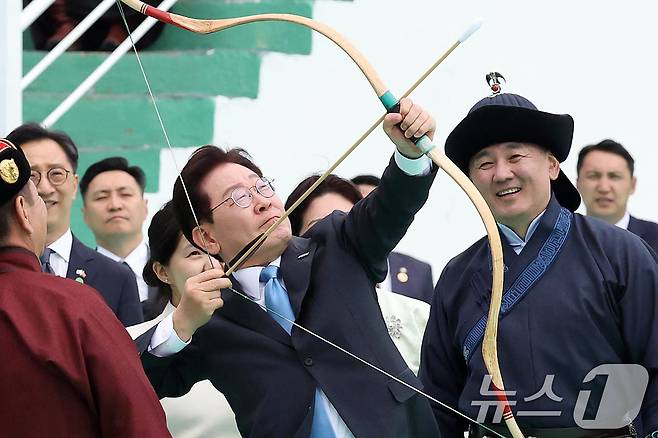 몽골을 국빈 방문 중인 이재명 대통령이 11일(현지시간) 울란바타르 나담축제장에서 전통활쏘기를 체험하고 있다. 오른쪽은 오흐나 후렐수흐 몽골 대통령. 2026.7.11 ⓒ 뉴스1 이재명 기자