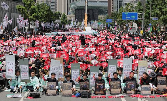 11일 서울 숭례문 앞 세종대로에서 열린 전국공무원노동조합 공무원·교사 노동자대회에서 참석자들이 구호를 외치고 있다. 2026.7.11 [사진=연합뉴스]