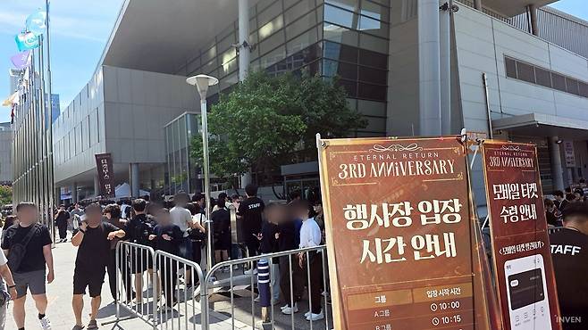 막 오픈한 시간, 이미 현장을 가득 메운 이터널 리턴의 팬들! ©INVEN