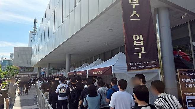 입구에서 티켓을 수령하고, 시간에 맞춰서 입장하면 됩니다. ©INVEN