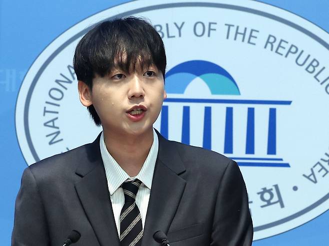 정민철 더불어민주당 정책위 부의장이 7일 오전 서울 여의도 국회 소통관에서 최고위원 출마 기자회견을 하고 있다. 뉴스1