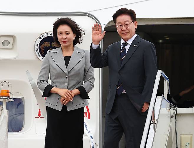 몽골 국빈 방문 공식일정을 마치고 귀국하는 이재명 대통령과 김혜경 여사가 11일(현지시간) 칭기스칸 국제공항 한국행 공군 1호기에서 환송객에게 인사하고 있다. 뉴스1