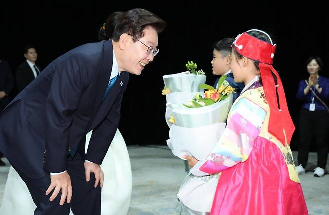 ▲화동과 인사하는 이재명 대통령 부부[연합뉴스]
