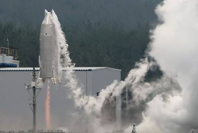 [AP/뉴시스] 재사용 가능 우주선 실험체(RV-X)가 11일 북부 노시로에 위치한 일본 우주항공연구개발기구(JAXA) 노시로 로켓 시험 센터에서 시험 발사되고 있다. 2026.07.11. *재판매 및 DB 금지