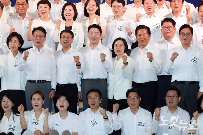 3일 서울 용산구 서울드래곤시티호텔에서 열린 더불어민주당 제22대 후반기 국회 대비 국회의원 워크숍에서 한성숙 국무총리와 강훈식 대통령비서실장, 정청래 전 대표, 송영길 의원, 김민석 전 총리 등 참석자들이 기념촬영을 하고 있다. 윤창원 기자