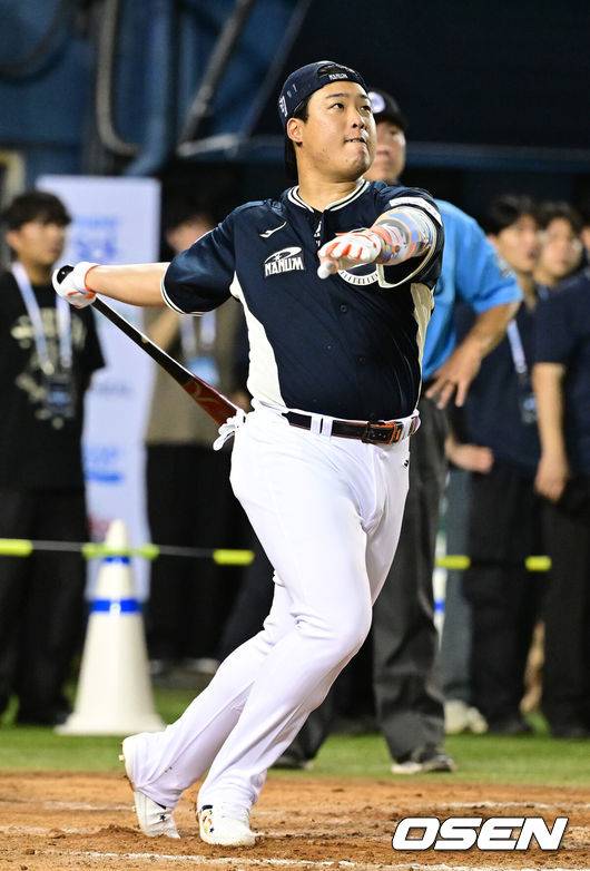 [OSEN=잠실, 최규한 기자] 10일 서울 잠실야구장에서 ‘2026 신한 SOL KBO 올스타 프라이데이’가 열렸다.올스타 프라이데이인 오늘(10일)은 '넥스트레벨 매치'가 가장 먼저 열리고, 이어 북부리그와 남부리그가 맞붙는 퓨처스 올스타전이 펼쳐졌다. 경기 종료 후에는 팬 투표로 선정된 거포 8명이 출전하는 홈런 더비가 진행됐다.한화 강백호가 홈런더비 우승을 결정짓는 홈런포를 날리고 있다. 2026.07.10 / dreamer@osen.co.kr