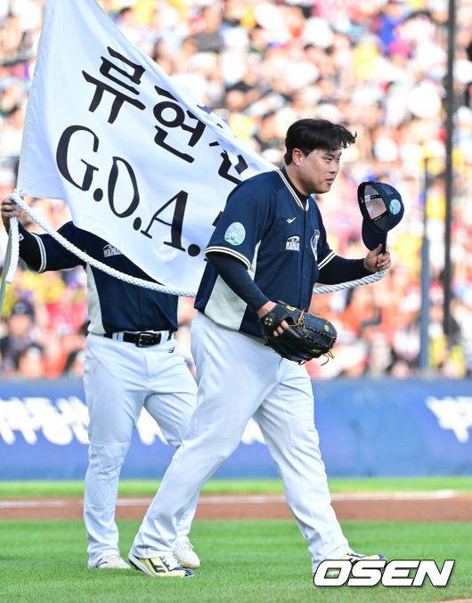 [OSEN=잠실, 박준형 기자] 11일 서울 잠실야구장에서 ‘2026 신한 SOL KBO 올스타전’이 진행됐다.1982년 개장 이후 마지막 잠실 올스타전에서 양의지,류현진 등 베테랑들의 기록 도전과 27명의 첫 올스타 출전 신예들이 맞붙는 가운데, 나눔의 5연승과 드림의 7년 만의 승리 여부가 관심을 모은다.2회말 나눔 올스타 류현진이 마운드에 오르고 있다.   2026.07.11 / soul1014@osen.co.kr