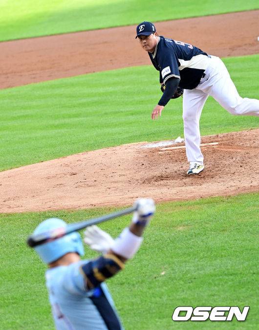 [OSEN=잠실, 지형준 기자] 11일 서울 잠실야구장에서 ‘2026 신한 SOL KBO 올스타전’이 진행됐다.1982년 개장 이후 마지막 잠실 올스타전에서 양의지, 류현진 등 베테랑들의 기록 도전과 27명의 첫 올스타 출전 신예들이 맞붙는 가운데, 나눔의 5연승과 드림의 7년 만의 승리 여부가 관심을 모은다.2회 한화 류현진이 삼성 최형우를 상대하고 있다. 2026.07.11 / jpnews@osen.co.kr