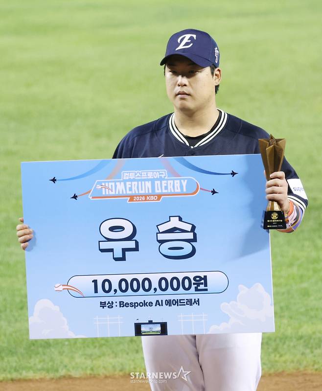 2026 KBO 올스타전 홈런 더비가 10일 서울 잠실야구장에서 열렸다. 한화 강백호가 홈런 레이스에서 우승을 차지한 후 기념촬영을 하고 있다. /사진=김진경 kim.jinkyung@