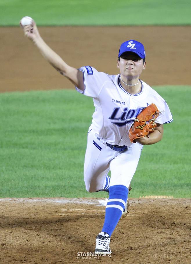 2026 KBO 퓨처스리그 올스타전이 10일 서울 잠실야구장에서 열렸다.  남부 김백산(삼성)이 역투하고 있다. /사진=김진경 kim.jinkyung@