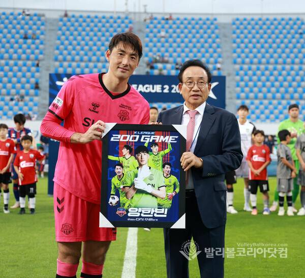 수원FC 양한빈, K리그 통산 200경기 출전 기념식.2026.7.10.