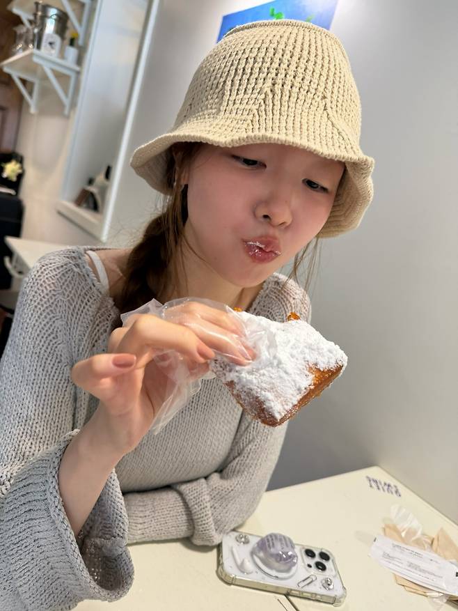 Actress Bang Min-ah shared an update on her social media, showcasing her consistently clear and flawless skin even with minimal makeup. She exuded her signature fresh and adorable vibe through candid photos of her enjoying dessert.In the photos, Bang Min-ah showcased her natural charm while wearing a knit beanie. In particular, she caught everyones attention by flaunting her smooth, pore-free skin—even in close-up shots. She also added to her approachable charm by enjoying her dessert with a bit of powdery sugar around her mouth.Meanwhile, Bang Min-ah, who debuted in 2010 as a member of the group Girls Day, made headlines in 2025 when she married actor On Ju-wan.