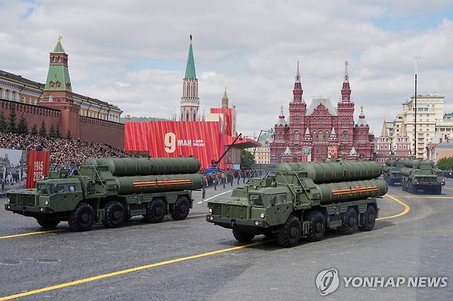 러시아 모스크바 붉은광장에서 퍼레이드 중인 S-400 방공미사일 시스템 [AP 연합뉴스 자료사진. 재판매 및 DB 금지]