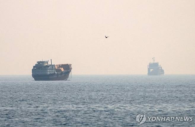 호르무즈 해협에 정박 중인 선박들 [로이터=연합뉴스 자료사진. 재판매 및 DB 금지]