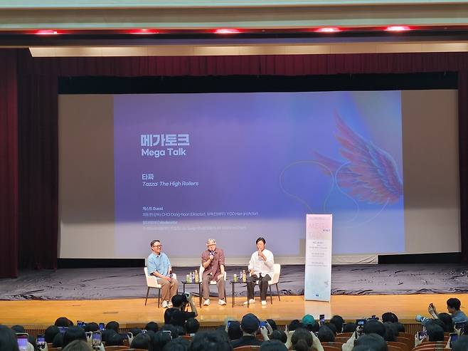 부천국제판타스틱영화제 '타짜' 메가토크 (부천=연합뉴스) 정래원 기자 = 11일 경기도 부천시 부천시청 어울마당에서 열린 영화 '타짜' 메가토크에서 최동훈 감독과 배우 유해진이 관객들과 대화를 나누고 있다. one@yna.co.kr