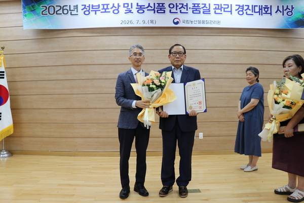 이동우 다자연 대표가 농식품 품질관리 유공 국무총리상 수상 기념촬영을 하고 있다. /이원재 기자