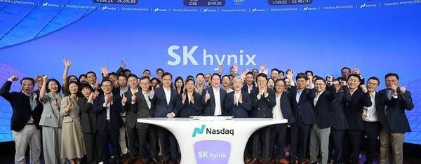 10일 오전(현지시간) 미국 뉴욕 나스닥 마켓사이트에서 열린 '오프닝 벨' 행사에서 최태원 SK그룹 회장, 곽노정 SK하이닉스 CEO, 고승범 SK하이닉스 사외이사 겸 이사회 의장 등 임직원들이 나스닥 ADR 거래 개시를 알리고 있다. [출처=나스닥]