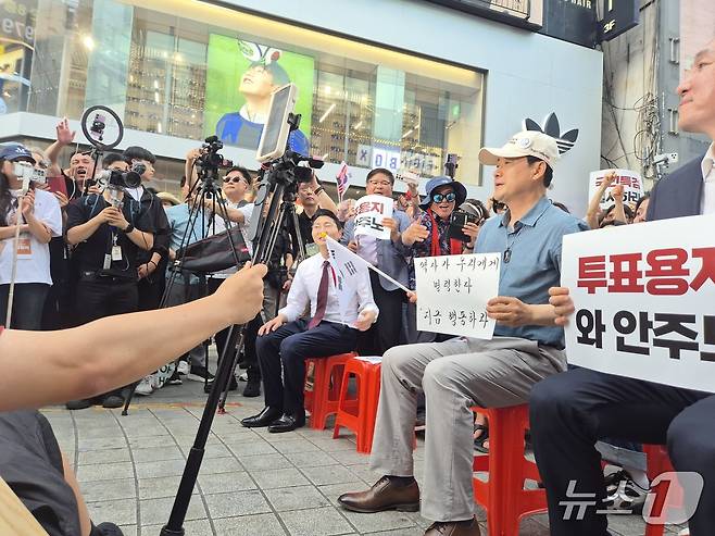 장동혁 국민의힘 대표가 12일 오후 부산 부산진구 서면 하트광장에서 열린 시민운동 현장에 참석해 자리에 앉아 있다. 2026.07.12.ⓒ 뉴스1 조유리 기자.