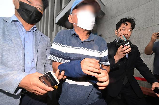 ‘장윤기 사건’과 관련해 증거인멸 혐의를 받고 있는 광주 광산경찰서 소속 A경감이 8일 오전 광주 동구 광주지법에서 열린 구속 전 피의자 심문(영장실질심사)을 마치고 이동하고 있다. 2026.07.08. 뉴시스