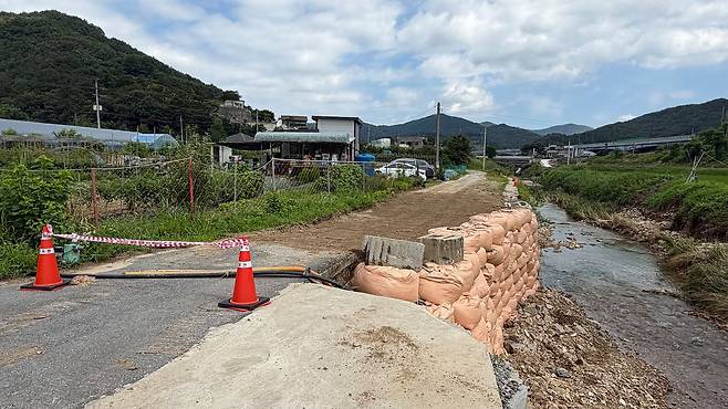 11일 오전 9시 충남 공주시 반포면 마암천에 지난 9일 내린 비로 무너진 둑을 긴급 복구하느라 차량 출입이 통제되고 있다. 신진호 기자