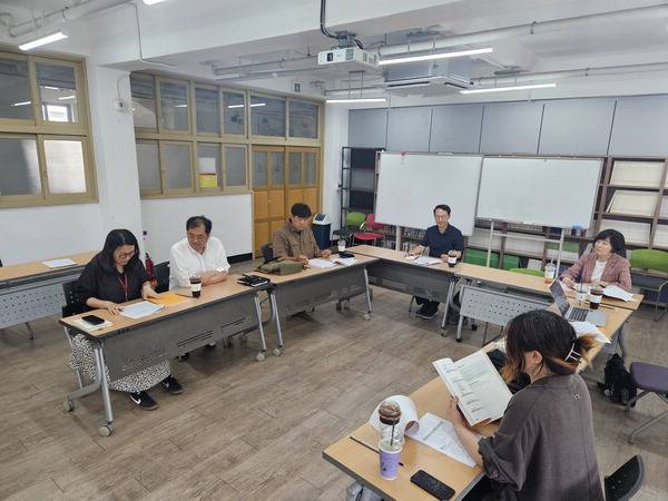 지난달 23일 부산문화재단에서 올해 처음 시도한 ‘유통 연계-문학 준비’ 공모에 선정된 김헤니 박향 정광모 임성용(오른쪽부터) 작가가 재단 담당자들과 대화하고 있다.