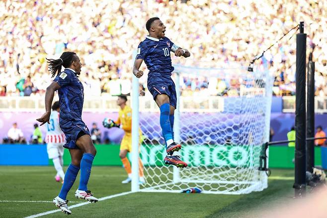 프랑스가 5일(한국시간) 미국 펜실베이니아주 필라델피아 스타디움에서 열린 2026 북중미 월드컵 대회 16강전에서 ‘골잡이’ 킬리안 음바페의 페널티킥 골로 파라과이에 1-0 한 점 차 신승을 거두고 8강에 진출했다. 연합뉴스