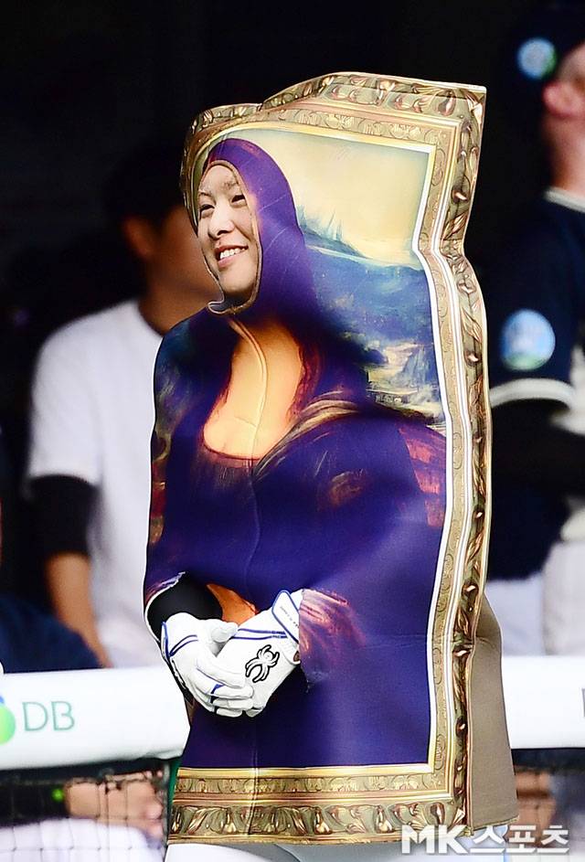 11일 오후 서울 잠실구장에서 ‘2026 신한 SOL KBO 올스타전’이 개최됐다. 2회초 선두타자로 나눔 문현빈이 모나리자 퍼포먼스를 펼치면서 타석에 들어서고 있다. 사진(잠실 서울)=김영구 기자