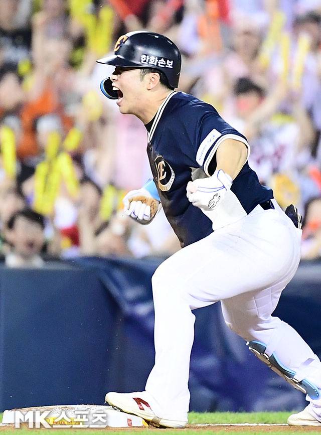 11일 오후 서울 잠실구장에서 ‘2026 신한 SOL KBO 올스타전’이 개최됐다. 8회초 1사 1루에서 나눔 문현빈이 1타점 3루타를 치고 진루한 후 포효하고 있다. 사진(잠실 서울)=김영구 기자