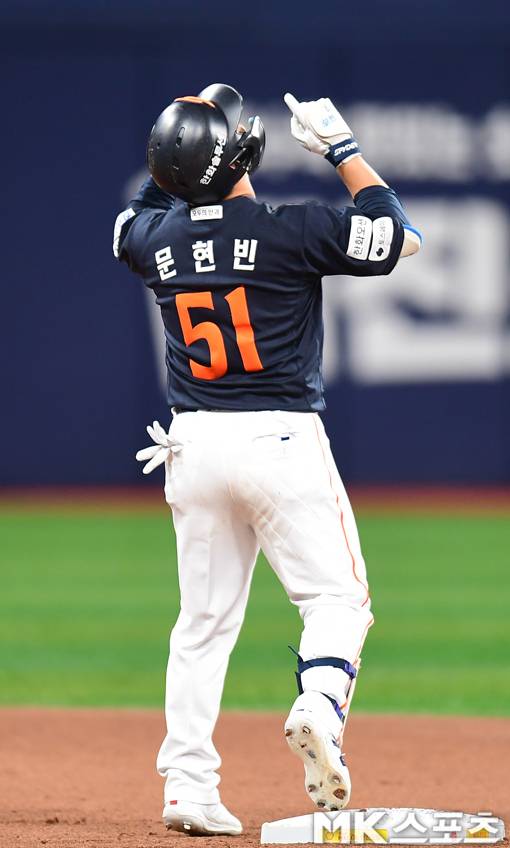 6월 12일 오후 고척스카이돔에서 2026 프로야구 한화 이글스와 키움 히어로즈의 경기가 벌어졌다. 7회 초 2사 1,2루에서 한화 문현빈이 1타점 2루타를 치고 세레머니를 하고 있다. 23승 1무 40패로 리그 최하위를 기록하고 있는 키움은 한화를 홈으로 불러들여 2연패 탈출을 위해 전력을 다하고 있다. 리그 4위 한화는 키움을 상대로 3연승에 도전하고 있다. 사진=김재현 기자