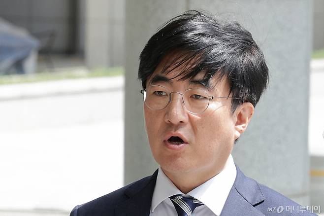 (서울=뉴스1) 신웅수 기자 = 김성회 더불어민주당 의원이 20일 오후 서울 서초구 서울고등검찰청에 마련된 내란 특검팀(특별검사 조은석) 사무실에 참고인 신분으로 출석하며 취재진의 질의에 답변하고 있다. 2025.8.20/뉴스1 Copyright (C) 뉴스1. All rights reserved. 무단 전재 및 재배포, AI학습 이용 금지. /사진=(서울=뉴스1) 신웅수 기자