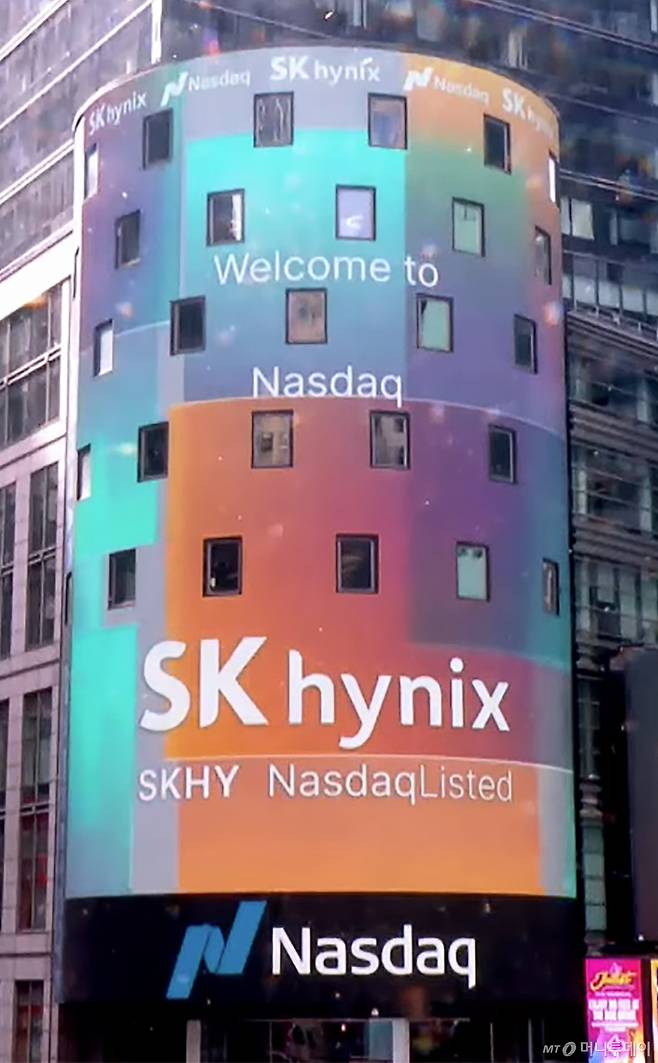 (서울=뉴스1) = 10일 SK하이닉스의 나스닥 ADR 상장을 기념해 미국 타임스스퀘어 나스닥 타워 전광판에 광고가 나오고 있다. (SK하이닉스 유튜브 캡쳐) 2026.7.10/뉴스1 Copyright (C) 뉴스1. All rights reserved. 무단 전재 및 재배포, AI학습 이용 금지. /사진=(서울=뉴스1)