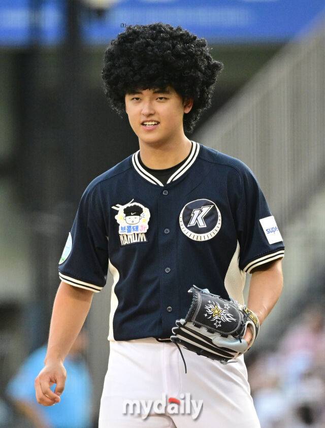 2026년 7월 11일 오후 서울 잠실구장에서 '2026 신한 SOL KBO리그 올스타전'이 열렸다. 키움 박준현이 4회말 구원등판하며 퍼포먼스를 하고 있다./짐실=유진형 기자 zolong@mydaily.co.kr