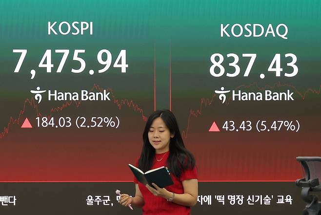 코스피가 전장보다 184.03p(2.52%) 오른 7475.94로 마감한 10일 오후 서울 중구 하나은행 딜링룸에 이날 지수가 표시되고 있다. [연합]