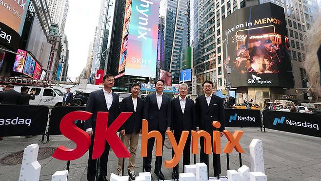 [서울=뉴시스] 홍효식 기자 = 최태원 SK그룹 회장, 곽노정 SK하이닉스 CEO 등 주요 경영진이 10일(현지 시간) 미국 뉴욕 타임스스퀘어 나스닥 타워 앞에서 기념촬영하고 있다. 왼쪽부터 최재원 SK스퀘어 수석부회장, 곽노정 SK하이닉스 CEO, 최태원 SK그룹 회장, 고승범 SK하이닉스 사외이사 겸 이사회 의장, 유정준 SK(주) 미주총괄 부회장. (사진=SK하이닉스 제공) 2026.07.11. photo@newsis.com *재판매 및 DB 금지