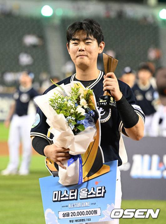 [OSEN=잠실, 이대선 기자] 나눔 올스타가 잠실구장 마지막 올스타전에서 승리했다. 나눔 올스타는 2022년 이후 5연승을 거뒀다.&nbsp;나눔 올스타는&nbsp;11일 서울 잠실구장에서 열린 ‘2026 KBO 올스타전’에서 드림&nbsp;올스타에 10-1로 승리했다.&nbsp;22안타를 몰아친 나눔 올스타는 역대 팀 최다 안타 신기록을 세웠다. 종전 기록은 2017년 드림 올스타의 19안타였다.&nbsp;허인서가 5타수 4안타 1타점, 문현빈이 5타수 4안타 1타점, 이도윤이 4타수 3안타 3타점으로 활약했다.&nbsp;미스터 올스타를 차지한 나눔올스타 허인서가 포즈를 취하고 있다. 2026.07.11 2026.07.11 / sunday@osen.co.kr