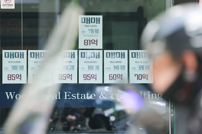 12일 서울 강남구 한 부동산 중개업체에 매물 정보가 붙어있다. 연합뉴스