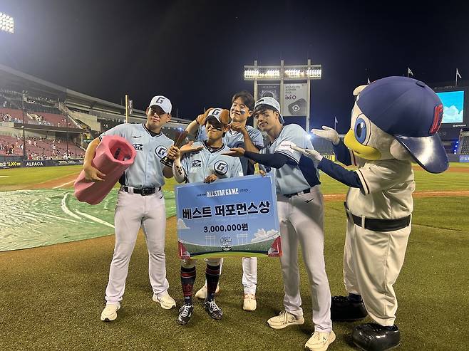 베스트 퍼포먼스상을 받은 롯데 황성빈을 축하하는 롯데 선수들. 롯데 자이언츠 제공