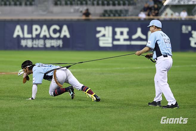 롯데 황성빈과 김태형 감독. 롯데 자이언츠 제공
