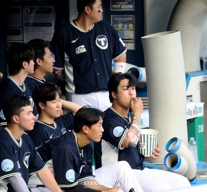 나눔올스타 강백호가 11일 잠실구장에서 열리는 '2026 SOL KBO리그 올스타전에서 팝콘을 먹으로 그라운드를 응시하고 있다. 2026.07.11. /사진=강영조 cameratalks@
