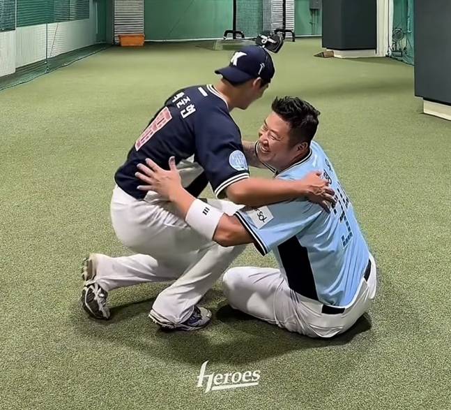 박준현(왼쪽)과 최형우가 포옹하고 있다. /사진=키움 히어로즈