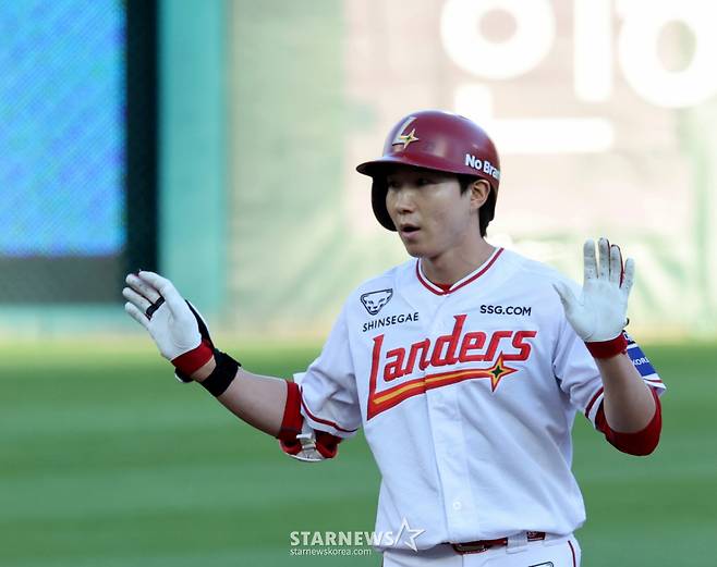 SSG 랜더스 박성한이 6월 5일 인천 SSG랜더스필드에서 열린 2026 KBO리그 KT위즈와 홈경기 1회말 2루타를 날리고 출루하고 있다./사진=강영조 선임기자
