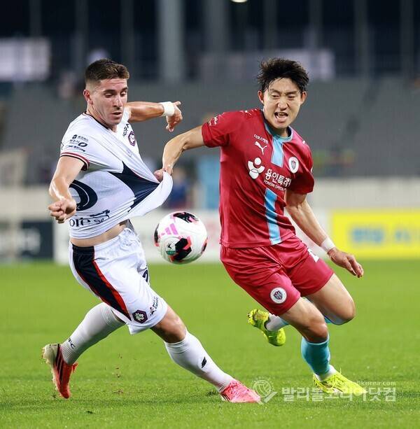 용인 FC, 충북청주와 첫 맞대결서 1-1 무승부… 피로 극복하고 '7경기 무패' 행진...사진은 후반전 용인FC 김보섭이 충북청주 문전에서 드리볼 공격을 하는 모습.(사진=김경수 기자/ 2026.7.11.발리볼코리아닷컴)