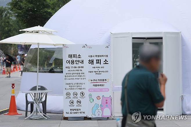 광장의 폭염대피시설 (서울=연합뉴스) 박동주 기자 = 무더운 날씨가 이어진 29일 서울 광화문광장에 설치된 서울시 폭염대피시설 '해피소'에서 시민들이 더위를 식히고 있다. 2026.6.29 pdj6635@yna.co.kr
