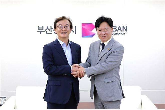 손 맞잡은 전재수 부산시장과 김영훈 고용노동부 장관 [부산시 제공. 재판매 및 DB 금지]